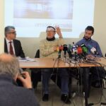 D'esquerra a dreta, Jaume Cortés, l'advocat, Rafael Rubio, el treballador afectat i Òscar Sanchez, del comitè d'empresa de Metro foto: Tomeu Ferrer