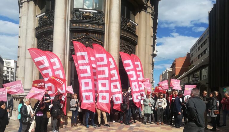 Concentració de treballadors de Caixabank a la direcció territorial de València, contra la mobilitat forçosa foto: CCOO