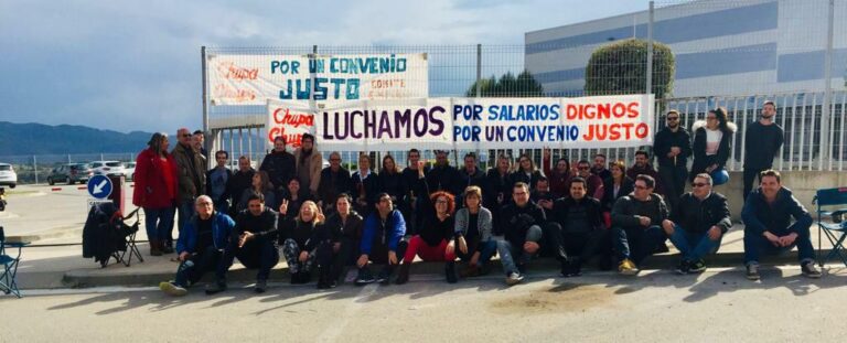 Concentració de treballadors de Chupa Chups a la porta de la fàbrica de Sant Esteve Sesrovires foto: UGT