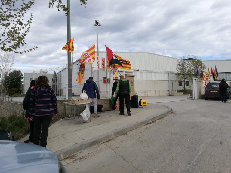 Piquet de treballadors a la porta de Gabarró a La Pobla de Claramunt foto: CCOO