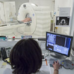 Infermera a la unitat d'imatge per al diagnòstic de l'Hospital de Mollet durant una prova d'imatge / Banc d'Imatges Infermeres