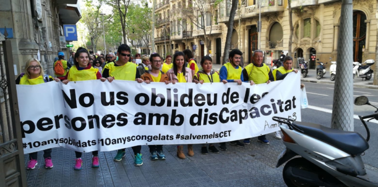 Treballadors del centre Ampans, a la manifestació a Barcelona foto: Ampans