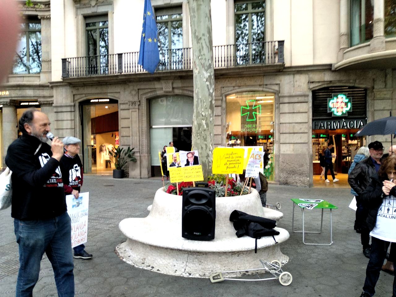 Un dels manifestants llegeix el manifest davant la seu de la Unió Europea foto: Tomeu Ferrer