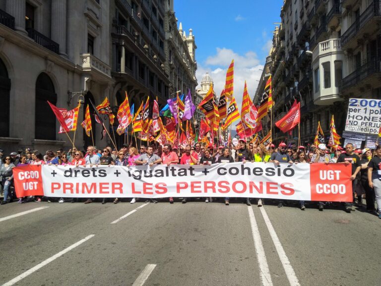 Capçalera de la manifestació del Primer de maig a Barcelona foto: Tomeu Ferrer