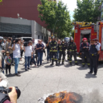 Els bombers observen com els treb alladors de Glovo cremen motxilles com a protesta per la mort del seu company foto: Ridersxderechos