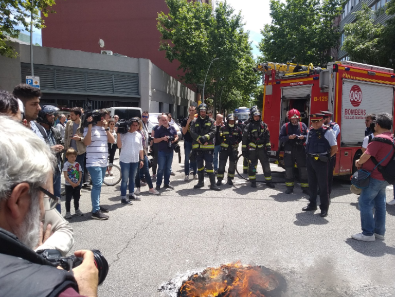 Els bombers observen com els treb alladors de Glovo cremen motxilles com a protesta per la mort del seu company foto: Ridersxderechos