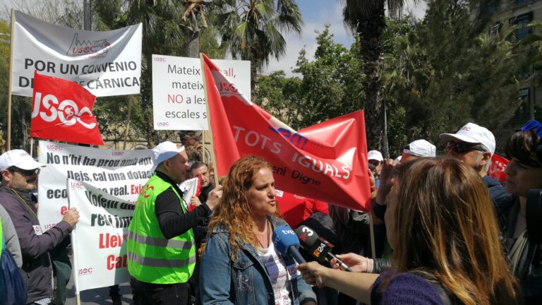 Maria Recuero, secretària general de la USOC, contesta els periodistes a l'inici de la manifestació foto:‌USOC