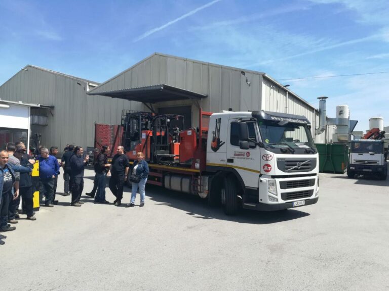 Cayfosa, un camió s'emporta carretons elevadors de la planta