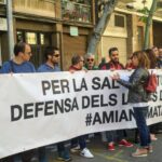Presidenta del comitè d'empresa de Metro, Amada Álvarez amb cartell afectats amiant