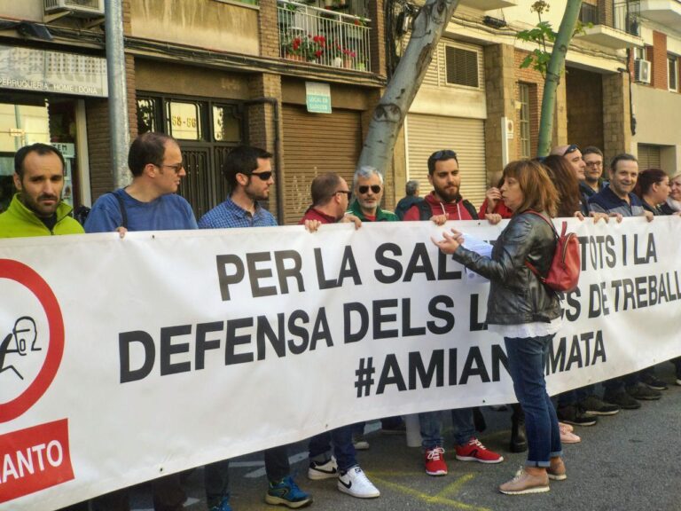 Presidenta del comitè d'empresa de Metro, Amada Álvarez amb cartell afectats amiant