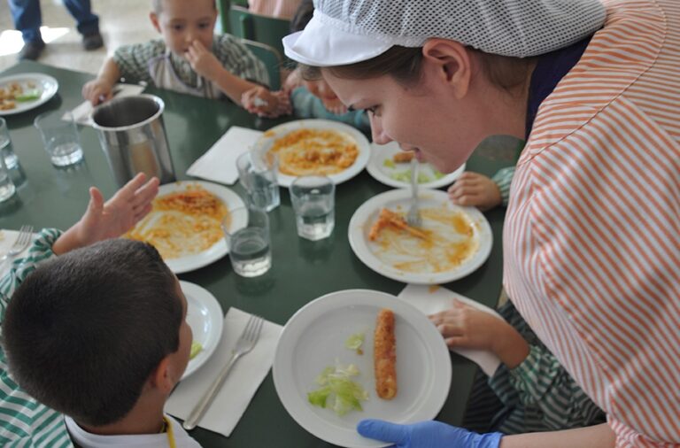 Un dels serveis que gestionen SENFO i Fundació Futur és el monitoratge en menjadors escolars: foto arxiu Creu Roja