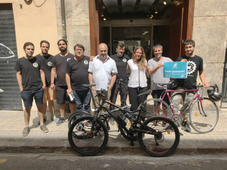 Els repartidors i membres d'Intersindical Valenciana celebren la victòria obrera foto: IntersindicalV