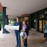 Delegats sindicals protestaven davant de la seu d'Educació minuts abans de la retirada de la norma foto: CCOO