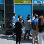 Un grup de persones que busquen feina a les portes d'una Oficina de Treball de la Generalitat foto: Arxiu