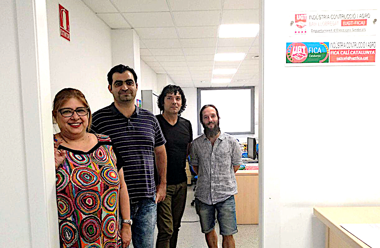 Els impulsors de FICA Cali a la porta del local cedit pel sindicat a Cornellà foto: Tomeu Ferrer