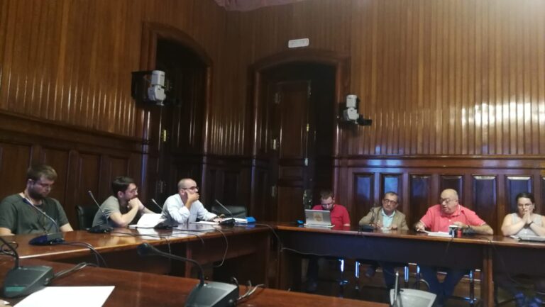 A l'esquerra la delegacio dels becaris i a la dreta els membres dels partits polítics al Parlament foto: LAIE