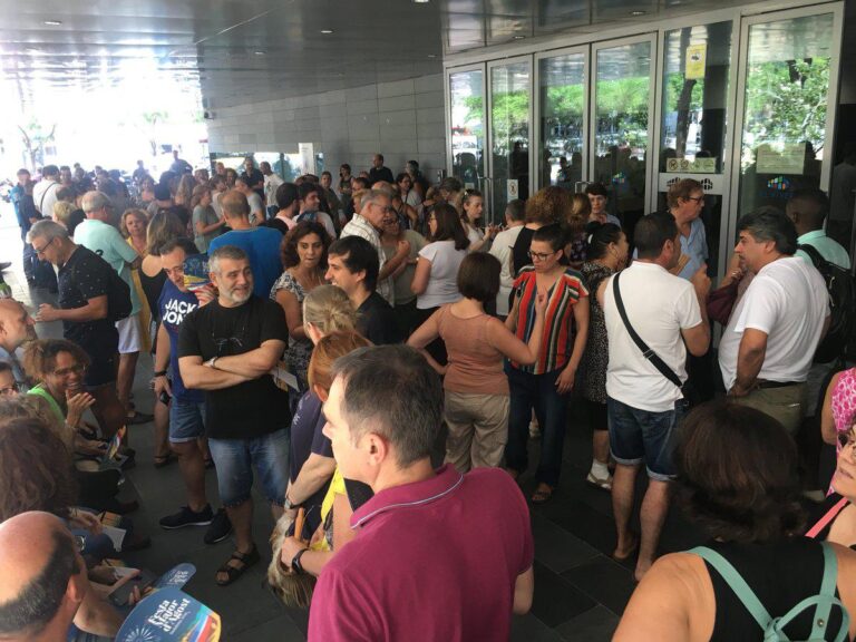 Concentració de treballadors de l'Ajuntament de Badalona en protesta per la calor amb la qual han de treballar. Foto: @LaCotorra, CCOO