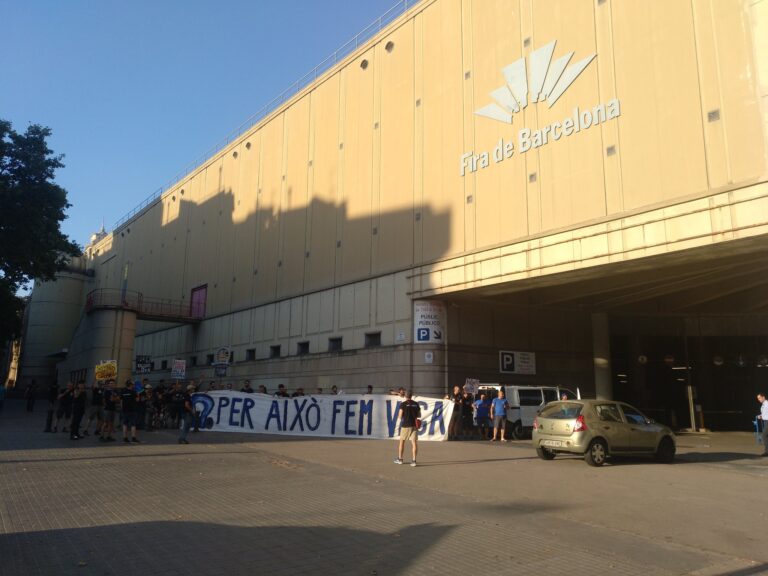 Pancarta dels riggers en vaga davant la Fira de Barcelona, foto: @DeRiggers