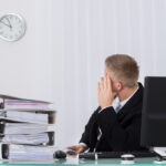 Un treballador mira l'hora de plegar foto AndreyPopov Istock