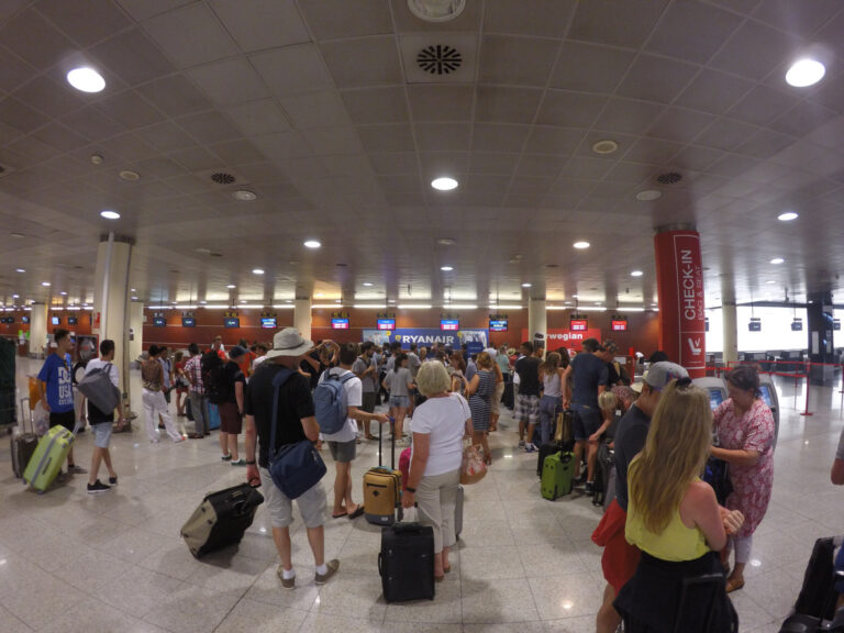 Aeroport del Prat durant l'operació sortida foto: anibolukbas Istock