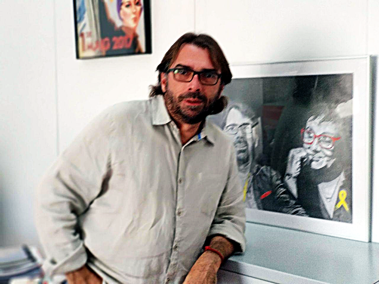 Camil Ros davant d'un quadre dedicat a la consellera de Treball, Dolors Bassa foto: Tomeu Ferrer