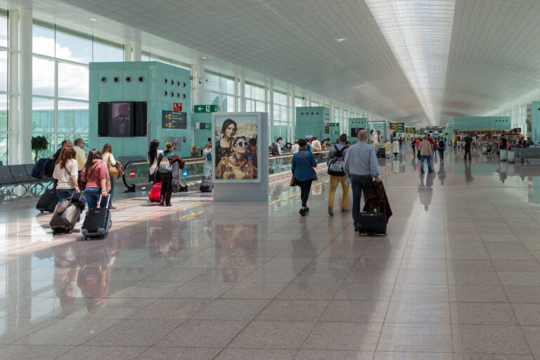 Passatgers a l'Aeroport del Prat foto kruwt IStock