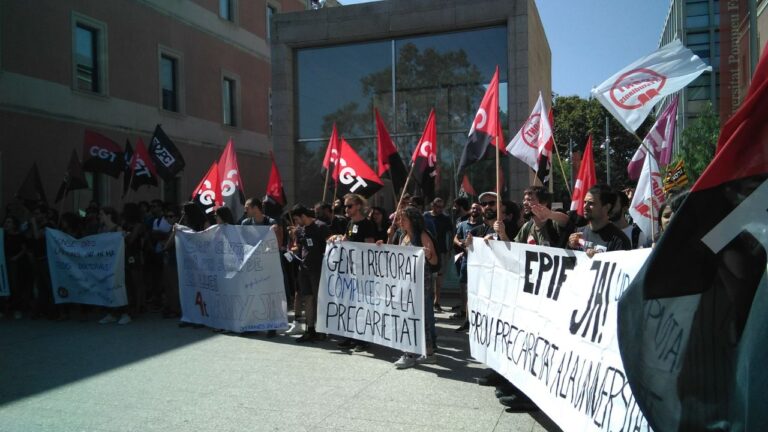 Un moment de la concentració reivindicativa dels @doctorands en lluita foto @Docslluita