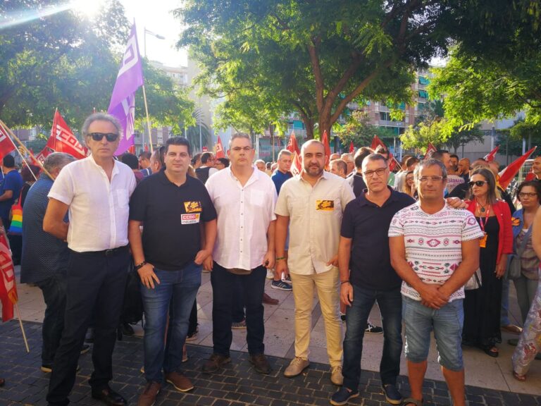 Els quatre sancionats, amb Javier Pacheco i Álvaro Muñoz, líders de CCOO de Catalunya i d'Indústria al Baix Llobregat foto: CCOO