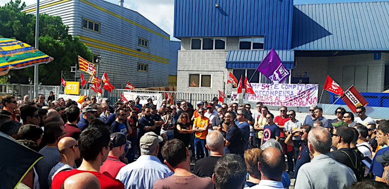 Els treballadors han assistit a una assemblea multitudinària a les portes de la fàbrica de Montcada foto: CCOO