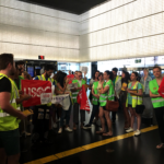 Concentració de treballadors d'USOC contra el tancament de la base de Ryanair a Girona foto: USOC