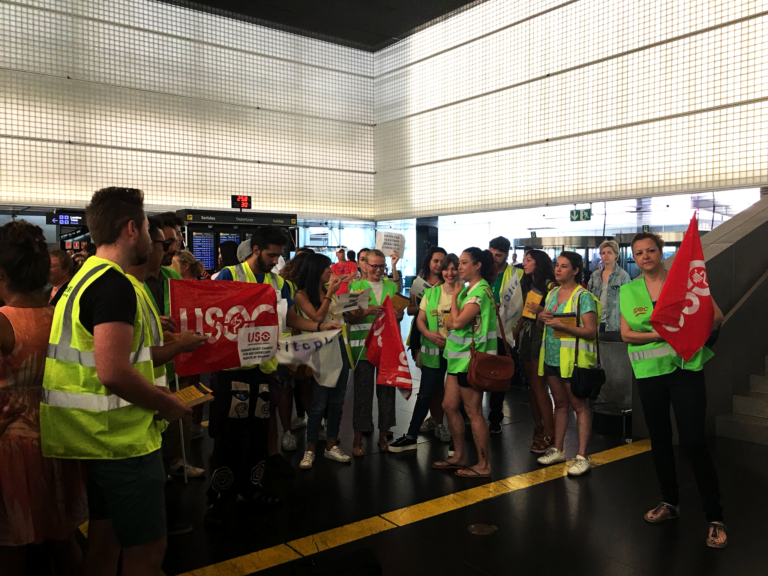 Concentració de treballadors d'USOC contra el tancament de la base de Ryanair a Girona foto: USOC