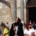 Una alegoria a la mort, amb una dalla amb el nom de la llei Aragonès ha presidit la concentració a plaça Sant Jaume foto Tomeu Ferrer
