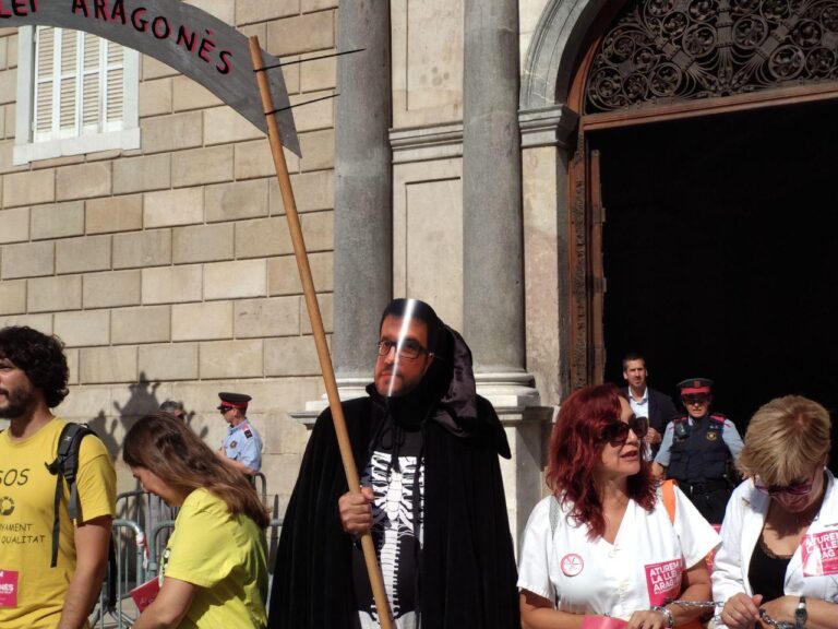 Una alegoria a la mort, amb una dalla amb el nom de la llei Aragonès ha presidit la concentració a plaça Sant Jaume foto Tomeu Ferrer