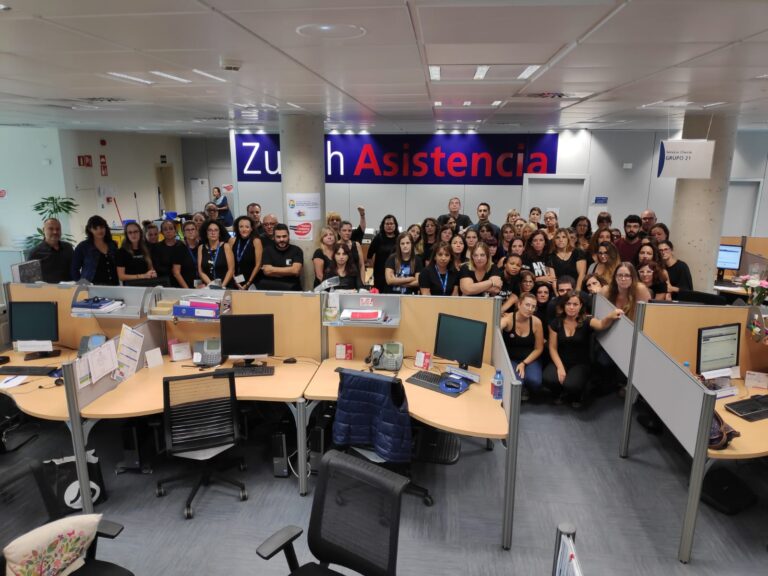 Treballadores de Serviade protesten contra el tancament vestides de negre foto: CGT