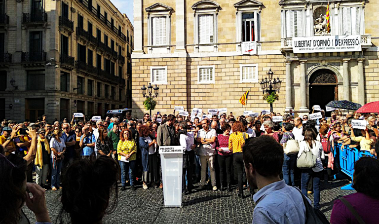 Lectura del manifest de 155 entitats contra la sentència dels presos polítics foto: Tomeu Ferrer