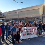 Les treballadores i els treballadors a les portes del centre de treball en el qual fan la seva feina, foto: CGT