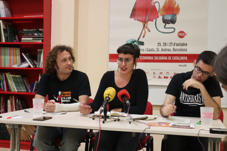 D'esquerra a dreta, Víctor Giménez i Alba Hierro, coordinadors de la fira i Guillem Subiracs, tècnic de la XES