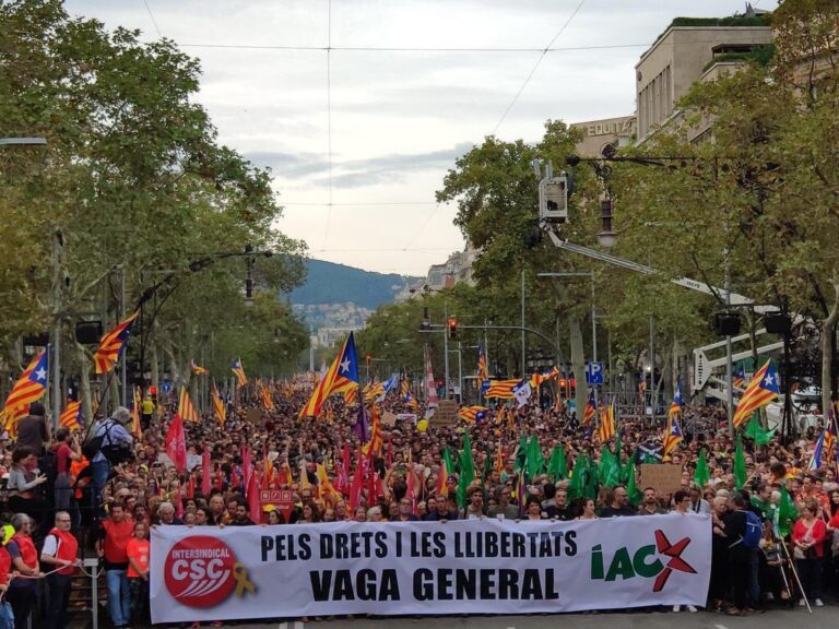 Imatge de la capçalera de la manifestació a Passeig de Gràcia foto: Intersindical valenciana