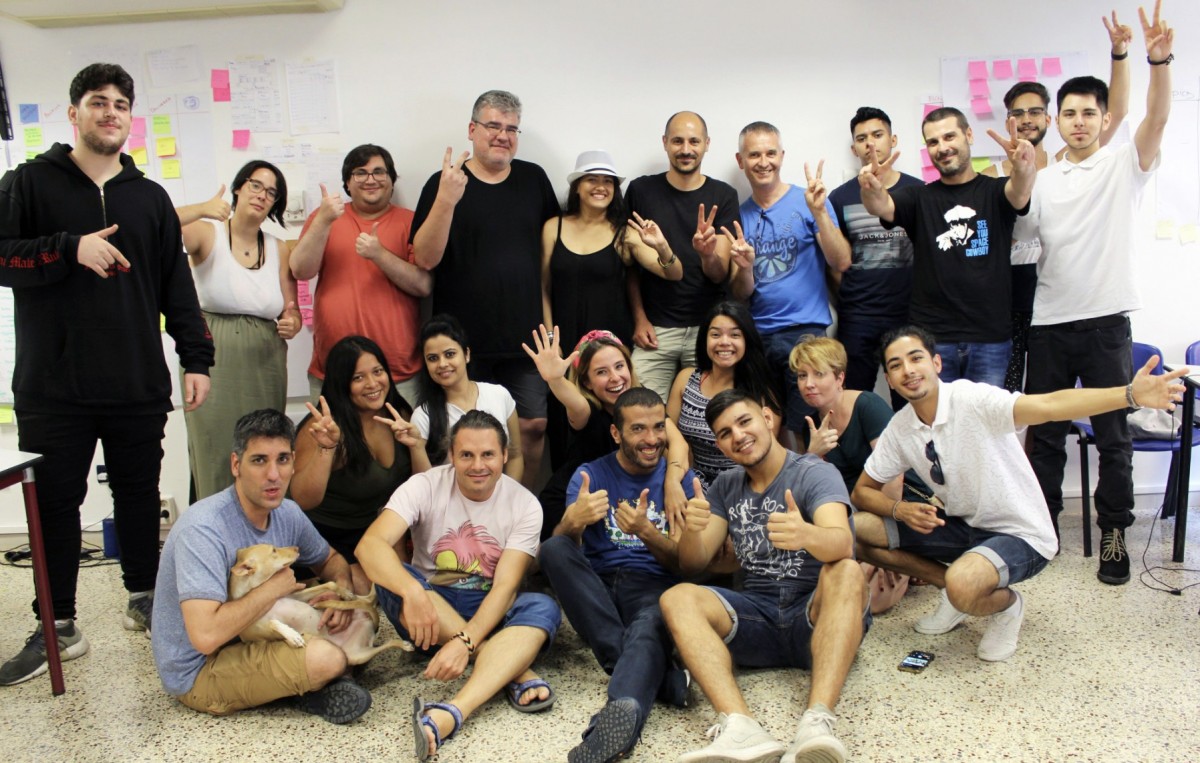 Mauro (assegut a terra, a la dreta), amb altres companys de curs i professors de Factoria F5. Thureau és a la darrera fila, el 5è per la dreta | Foto: Factoria F5