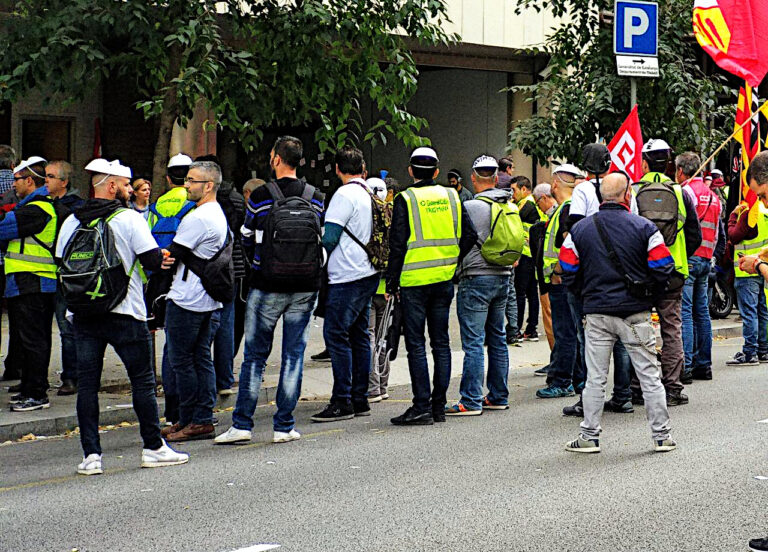 Treballadors de Prysmian concentrats davant del Departament de Treball foto: Tomeu Ferrer