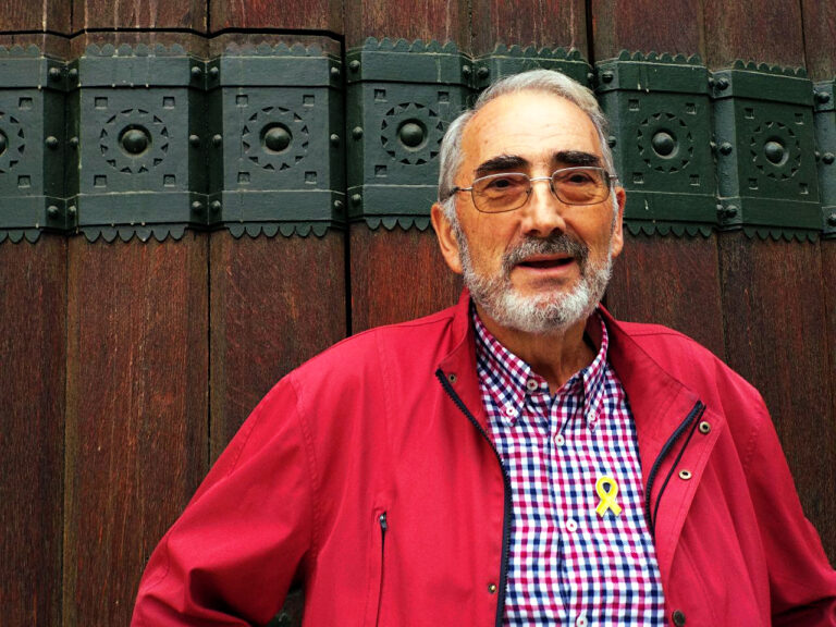 José Maria Roca, portaveu dels jubilats d'Endesa davant la porta de la seu històrica d'Hidroelèctrica de Catalunya foto: Tomeu Ferrer