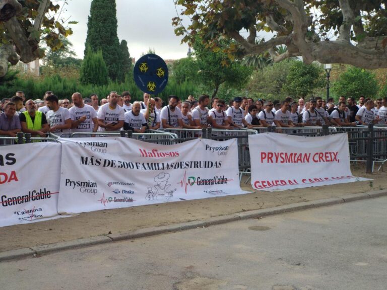 Treballadors d'empreses en crisi concentrats davant del Parlament de Catalunya foto Tomeu Ferrer