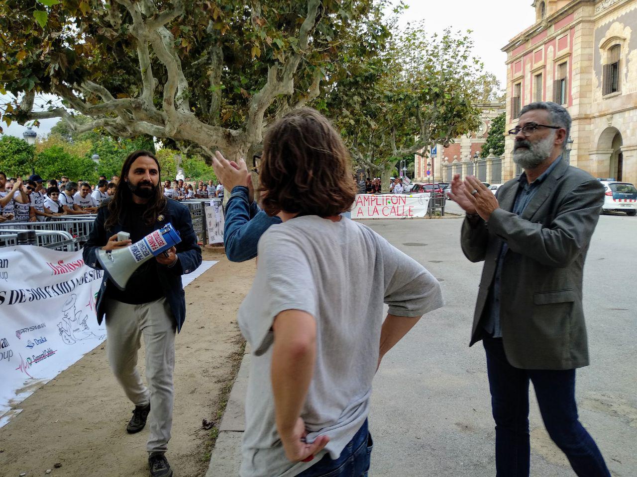 Jordi Albert d'ERC, amb el megàfon foto Tomeu Ferrer