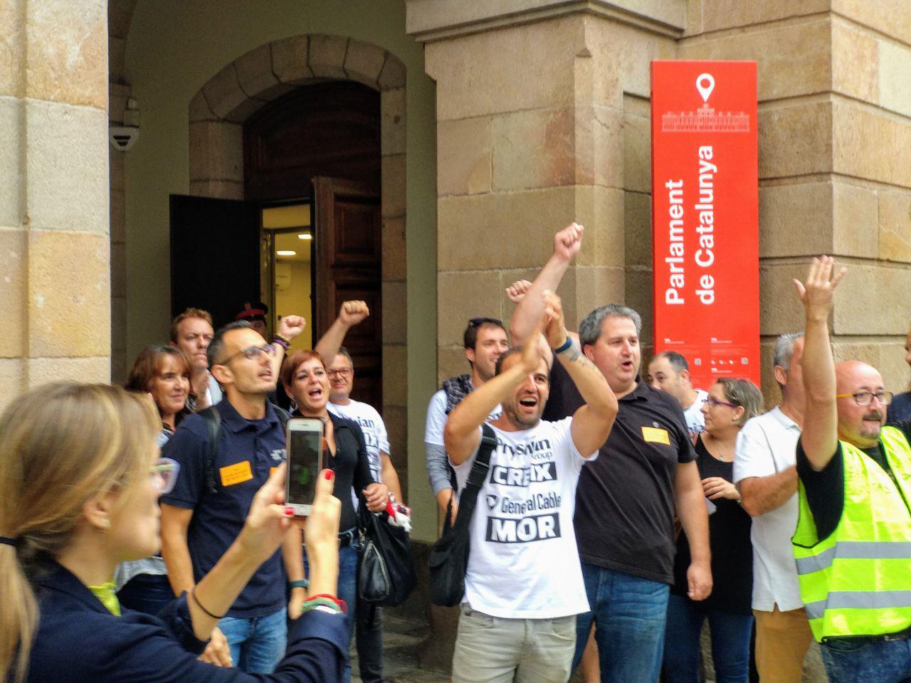 Els delegats saluden els manifestants abans d'entrar al Parlament foto Tomeu Ferrer