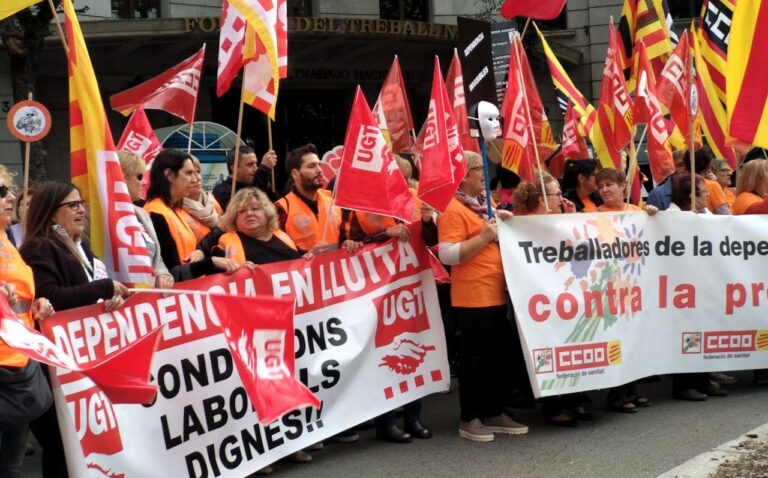 Concdentració de treballadores i treballadors de la dependència davant Foment foto Tomeu Ferrer