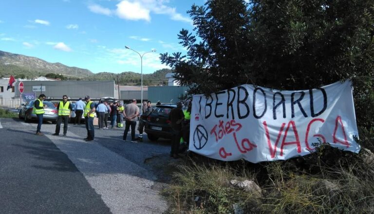 Piquet de treballadors davant la porta de la fàbrica d'Iberboard a Alcover, foto CGT