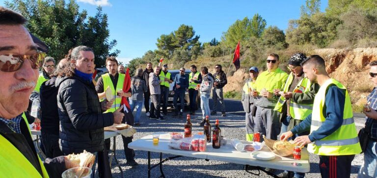 Els treballadors d'Iberboard fan guàrdia a la porta de la fàbrica foto: CGT