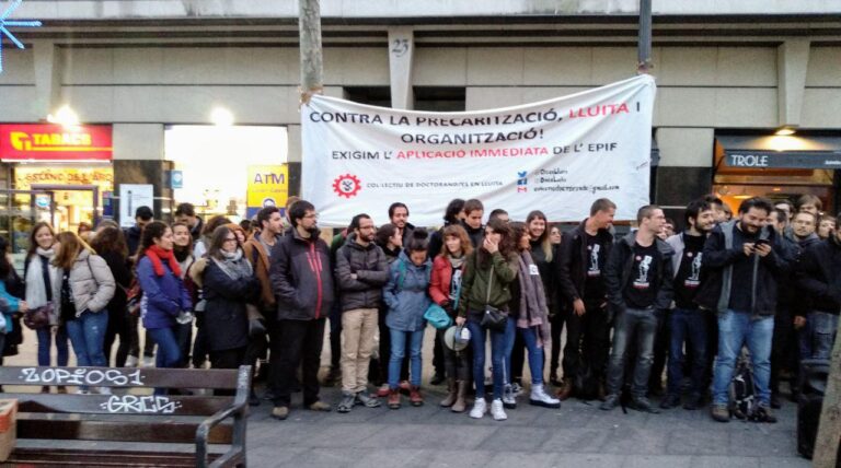 Un grup doctorands a la sortida de la tancada la seu de l’Agència de Gestió d’Ajuts d’Universitat i Recerca (AGAUR) foto: Tomeu Ferrer