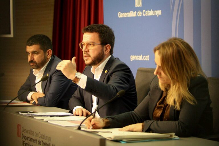 El Vicepresident Aragonès amb el conseller El Homrani, durant la presentació de l'estudi sobre el salari mínim català foto Generalitat de Catalunya