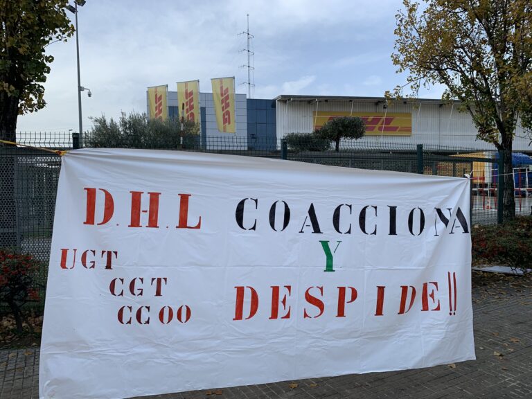 Pancarta dels treballadors de DHL situada davant de l'empresa foto comitè DHL-PARCEL